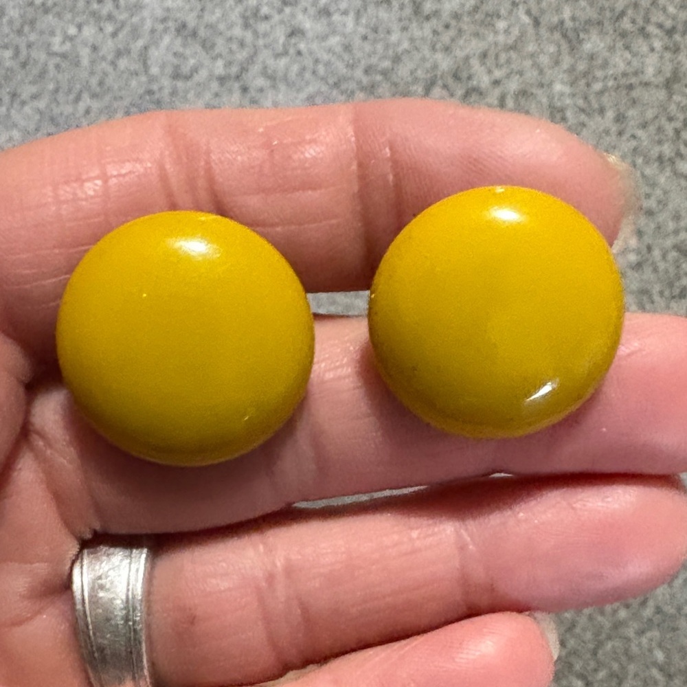 BAKELITE VINTAGE EGG YOLK ROUND BUTTON SCREWBACK 1" EARRINGS - Picture 3 of 8